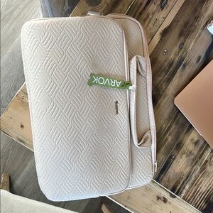 ARVOK Quilted Laptop Sleeve in Cream